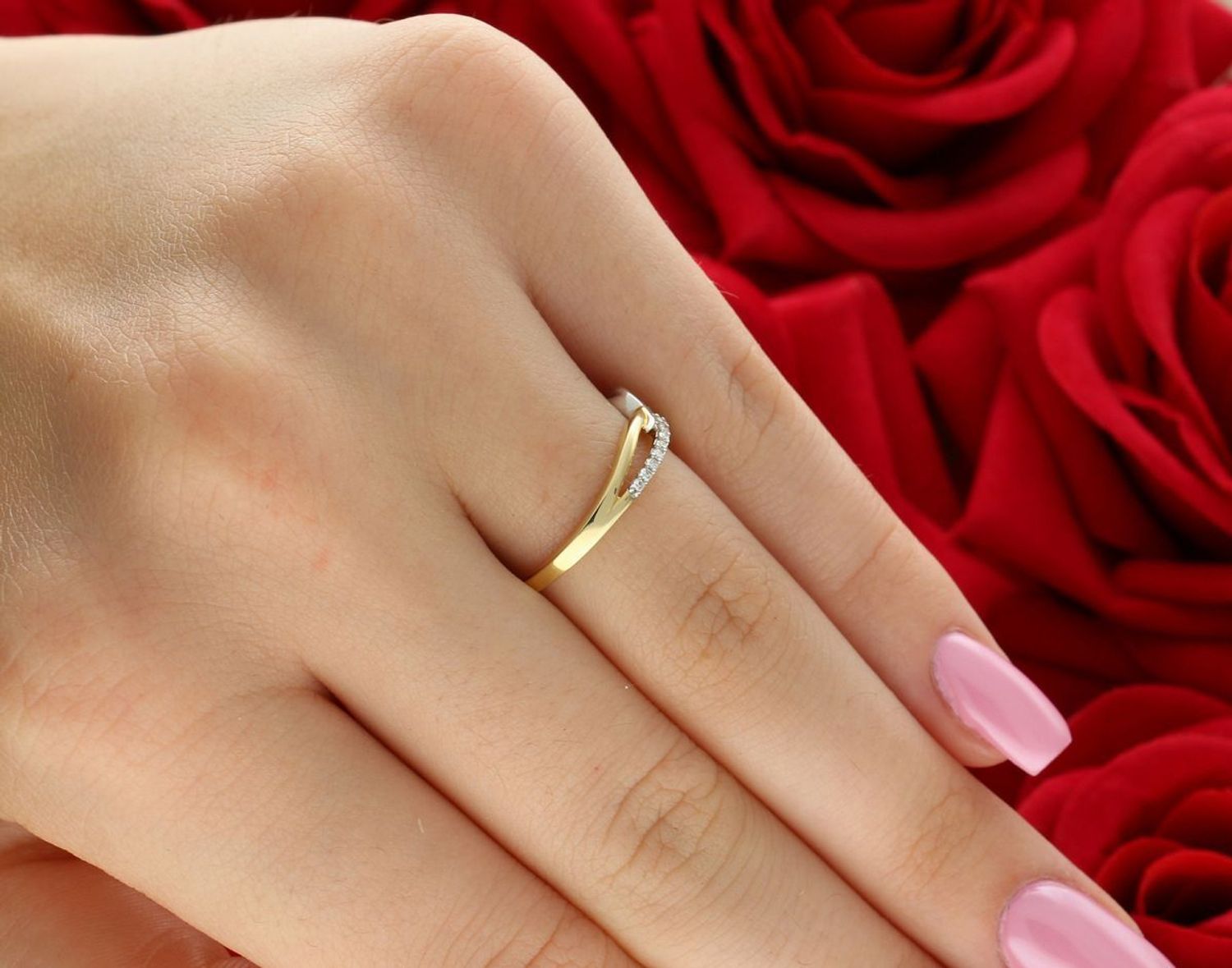 Klasyczny pierścionek zaręczynowy z żółtego i białego złota 585, rozmiar 12. 17 diamentów o masie 0,15 ct. Certyfikat PTG. Idealny prezent z klasą.1.jpg